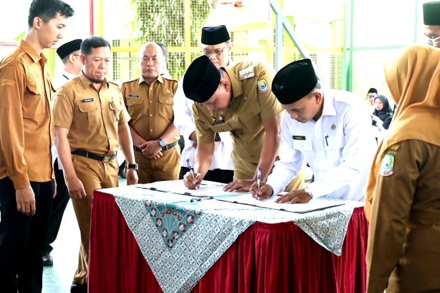 Wali Kota Bekasi Tri Adhianto menandatangani surat serah terima barang milik daerah (BMD) berupa tanah dan bangunan yang dihibahkan Pemerintah Kota Bekasi kepada Kemenag Kota Bekasi, di MAN 1 Kota Bekasi, Senin (5/10/2026).(Foto Hms Pemkot Bekasi)